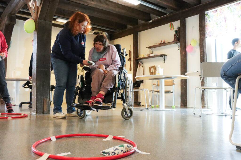 Vamias närvårdarstuderande arrangerar dagverksamhet för personer med funktionsnedsättningar på Kvadria Dagcenter .