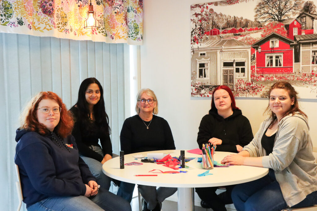 Vamias närvårdarstuderande arrangerar dagverksamhet för personer med funktionsnedsättningar på Kvadria Dagcenter .