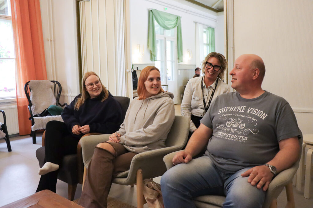 Opiskelijat ja opettaja keskustelevat Mahiksessa.