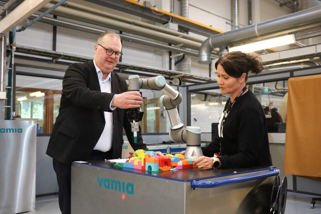 Koulutuspäällikkö Janne Saijonkivi ja opinto-ohjaaja Kati Ahonen Vamian yhteistyörobotiikan oppimisympäristössä.