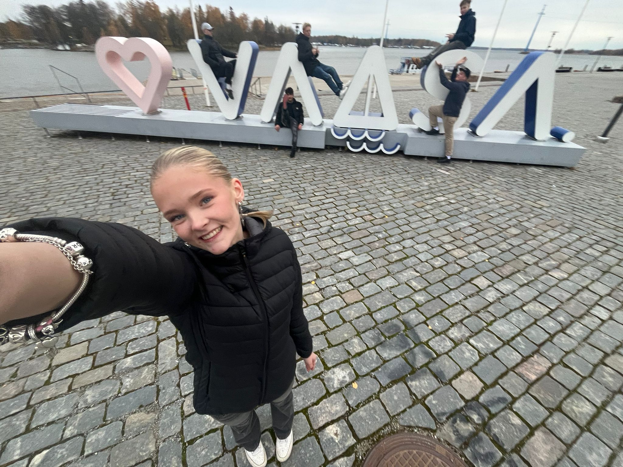 Vamian opiskelijoita Vaasa-kyltin luona.