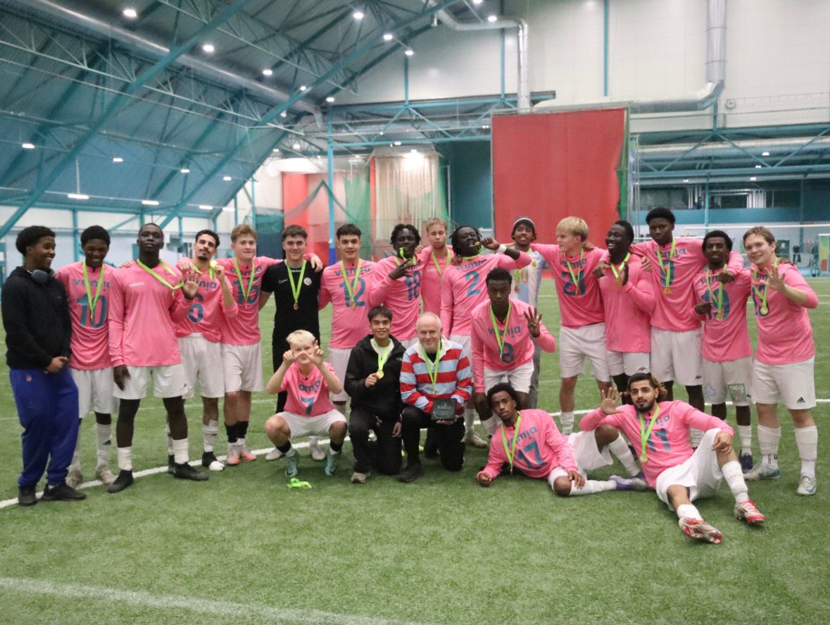 Vamian 2025 futisjoukkue kultamitalit kaulassa.