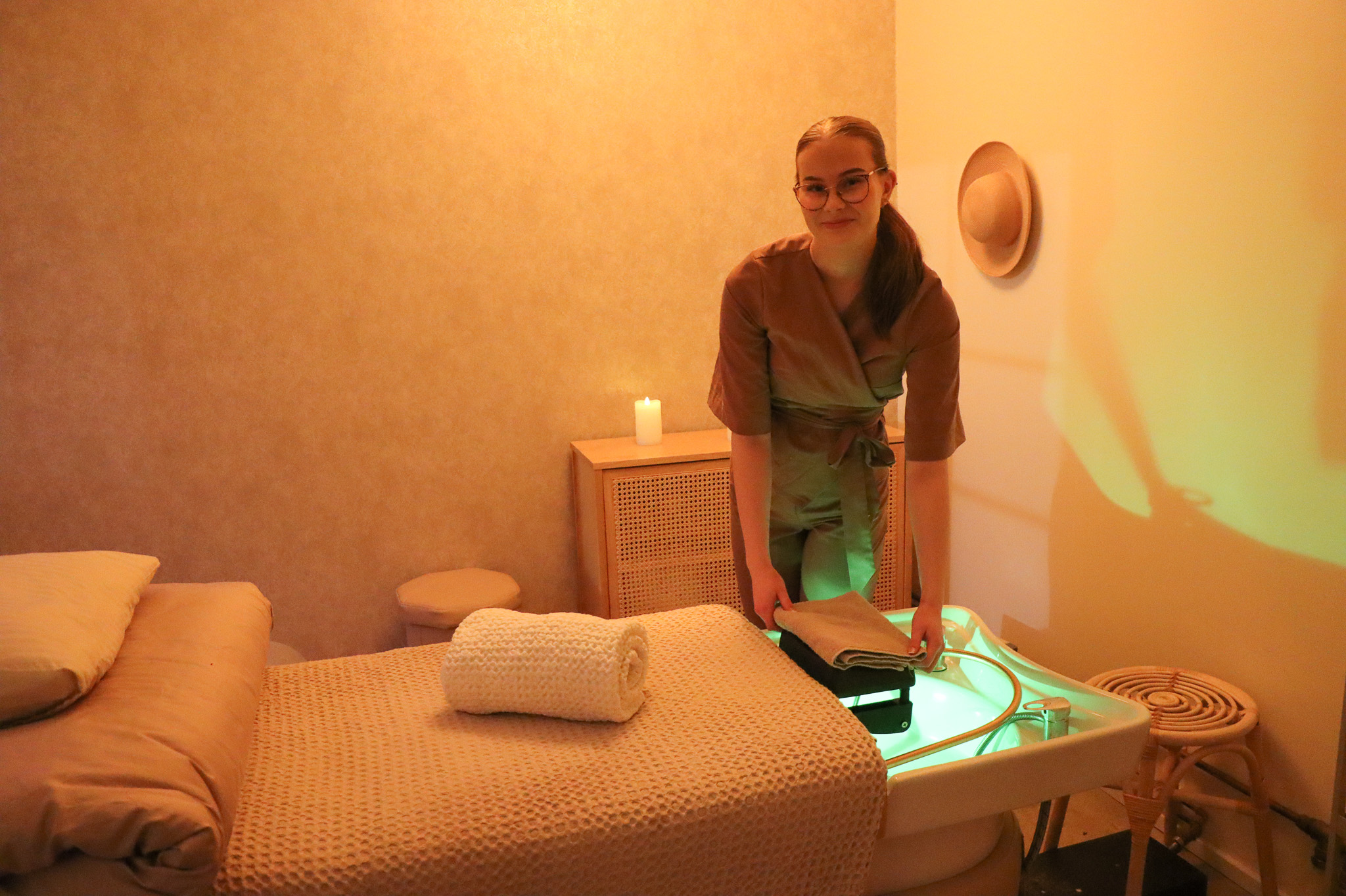 Vilma Vaissi valmistelemassa Asian head spa -hoitoa