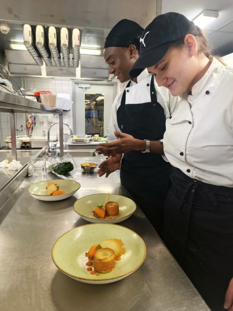 kaksi opiskelijaa tekemässä ruokaa