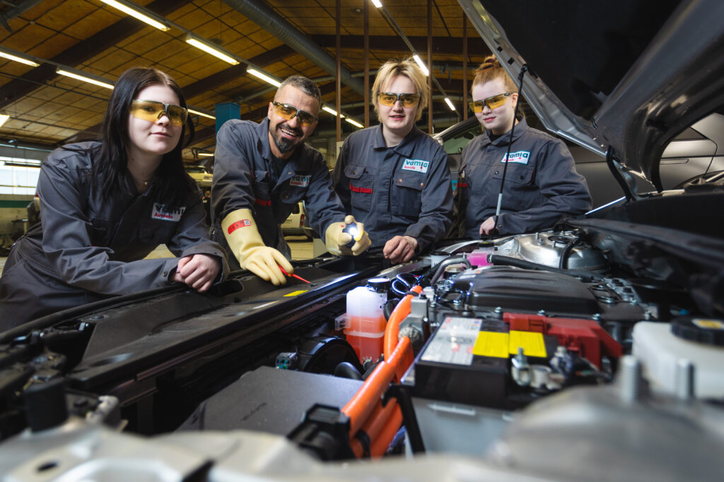 Neljä autopuolen opiskelijaa