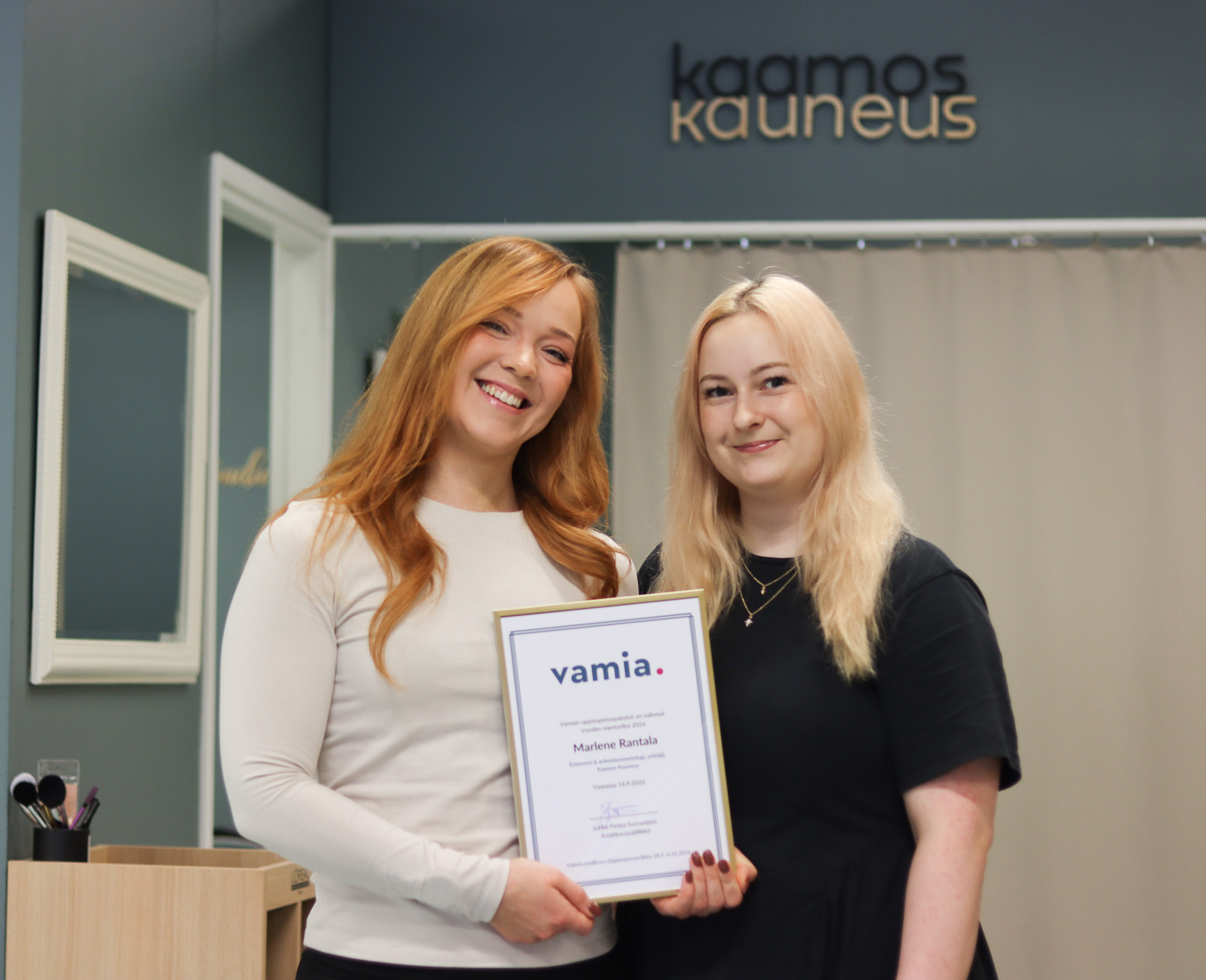 Marlene pitelee Vuoden oppisopimusmentori -diplomia, Kaisa hänen vieressääm