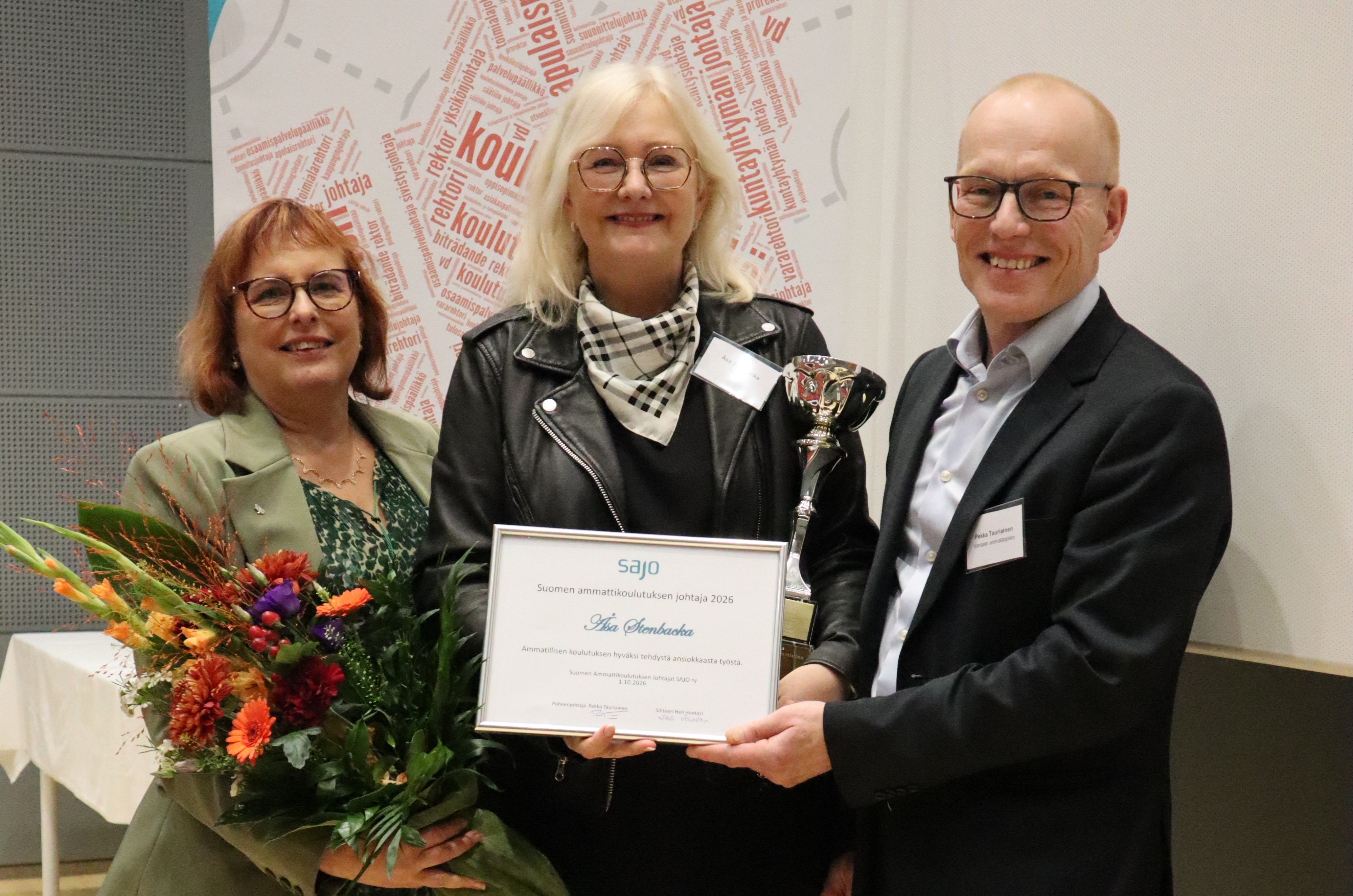 Vuoden ammattikoulutuksen johtaja Åsa Stenbacka diplomi kädessä, vieressä SAJO ry:n edustajat.